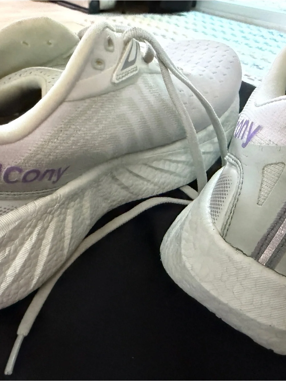 Saucony Women White Triumph 22 Sneakers with Lavender Logo